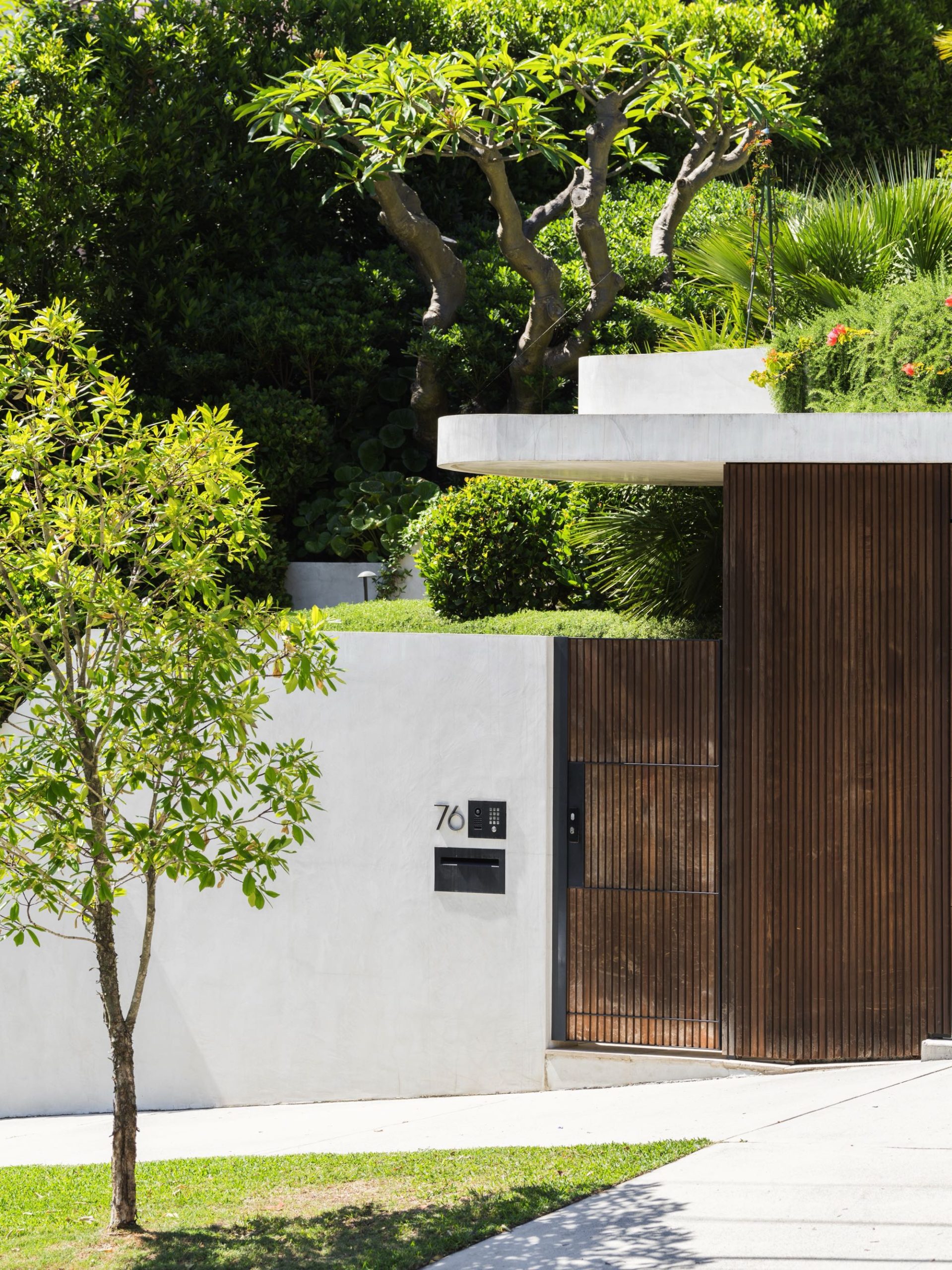 Myles Baldwin Gdn 76 0272 HR